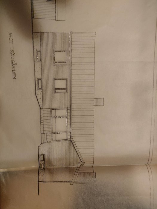 Handritad planritning av ett tegelhus från 1964 med markerade skorstenar.