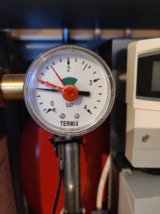 Manometer för vattentryck märkt "TERMIX" visar ungefär 2 bar.