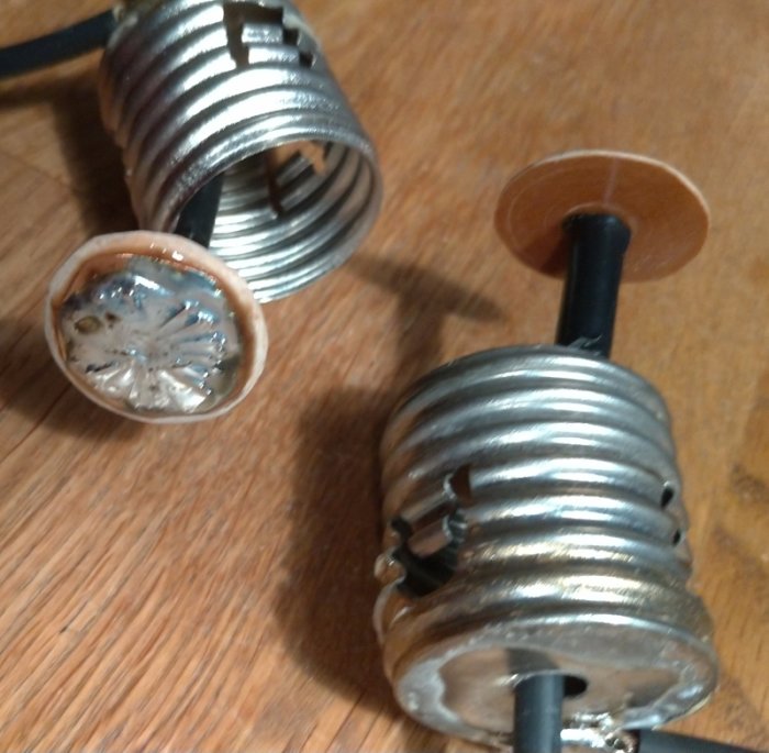 Tre G3 propphuvar och en rund bit kretskortslaminat med sladd, bearbetade för elektriskt projekt.
