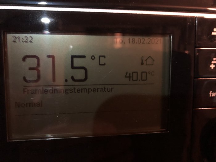 Display på en värmepumps styrenhet som visar framledningstemperatur på 31,5 grader Celsius.