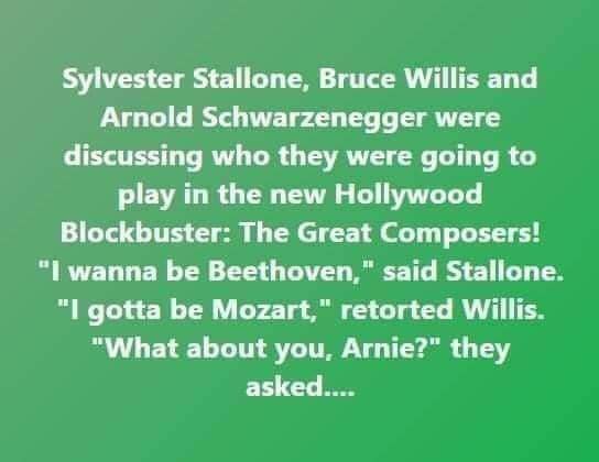 Grön bakgrund med text om Stallone, Willis och Schwarzenegger som diskuterar roller som kompositörer i en film.
