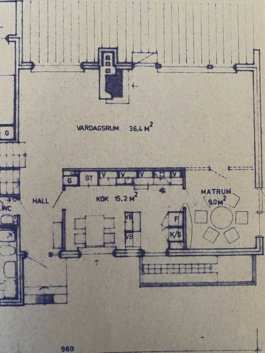 Ritning av ett hus med avgränsade områden för vardagsrum, kök och matplats samt indikerade takstolar och balk.