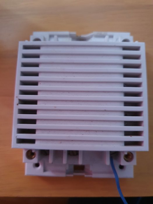 En avmonterad ringklocka med synliga anslutningspunkter och en lös blå kabel.