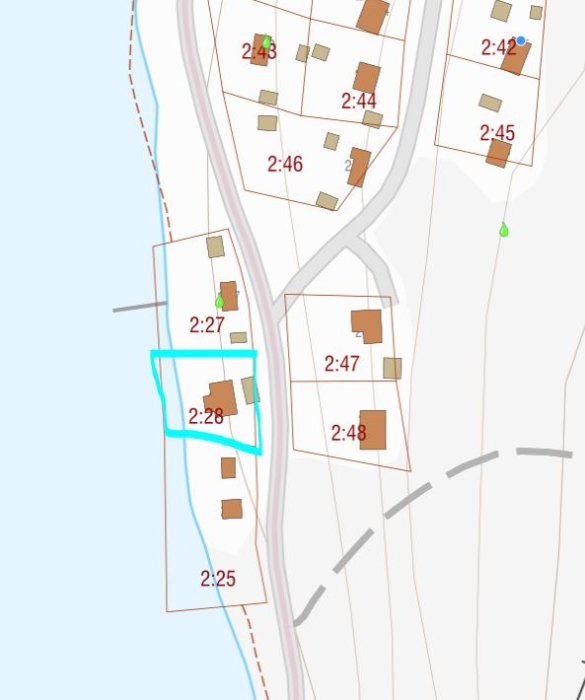 Kartutsnitt som visar fastigheter markerade med nummer, en fastighet framhävd med blå kontur.