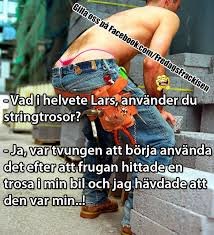 Arbetare med sänkt byxa visar stringtrosor, med humoristisk textdialog om trosor.