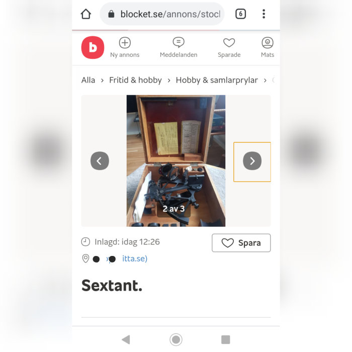 En öppen trälåda med en sextant och instruktioner på locket.