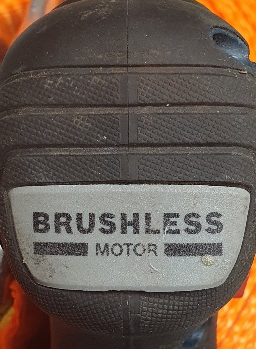 Närbild på en borrmaskins bak med texten "BRUSHLESS MOTOR".