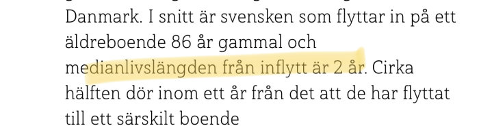 Textutdrag som diskuterar medellivslängden på två år efter inflytt till äldreboende i Sverige.