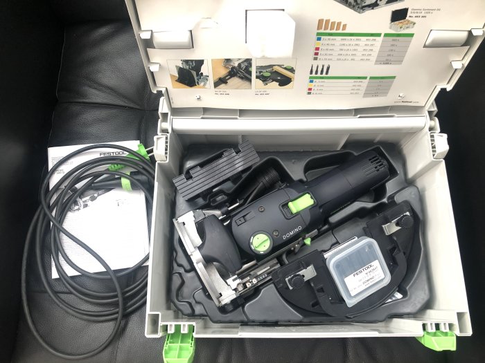 Festool Domino DF500 Q-Plus träfräs i öppen systainer med tillbehör och bruksanvisning.