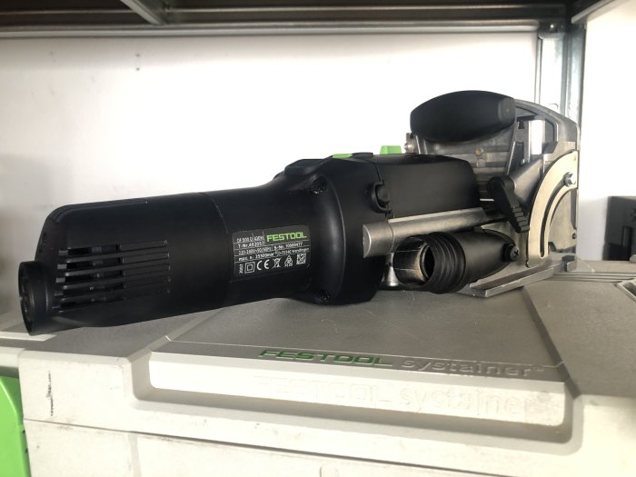 Festool Domino DF500 Q-Plus träbearbetningsmaskin på en grå systainer, väl underhållen och redo för användning.