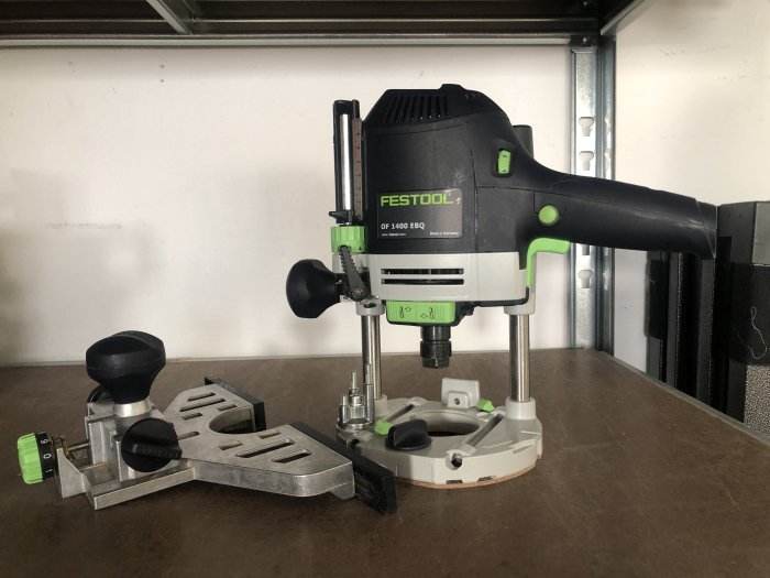 Festool OF 1400 EBQ-Plus fräs på ett bord, gröna och svarta detaljer, i fint skick.