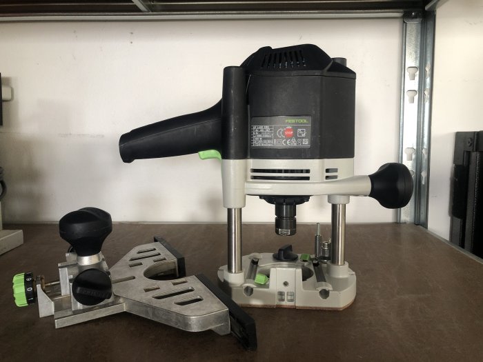 Festool Domino DF500 Q-Plus fräsmaskin på bänk med listanslag och systainer med tillbehör.