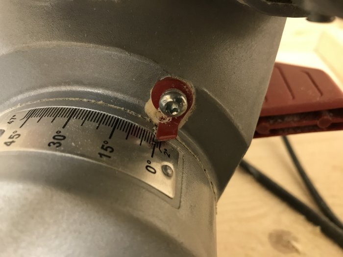 Vinkelinställning på verktyg med indikatorn på 0 grader och en röd markering, men användaren upplever snedhet.