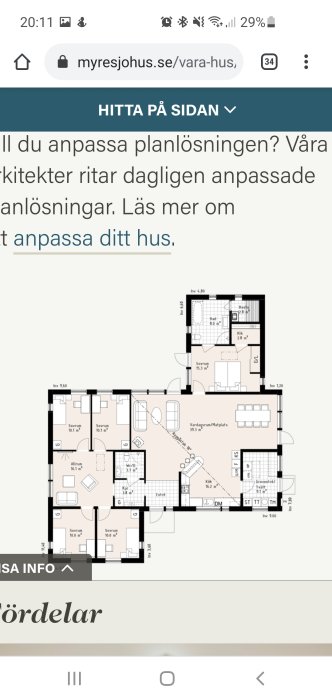 Ritning av enplansvilla med fyra sovrum, kök och allrum, groventré och tvättstuga, hög nock och vinkel för pool.