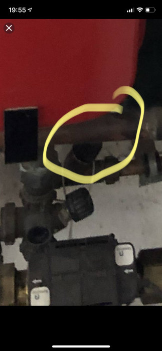 Ventil-markerad i fokus med gul markör i en installation för fjärrvärmecentral.