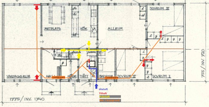 Ritning av husplan med markerade luftflöden: tilluft, frånluft och uteluft, samt rör i krypgrund.