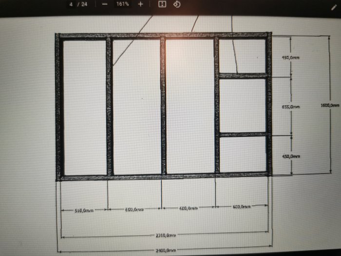 Ritning av en vägg med måttangivelser, visad på en datorskärm.