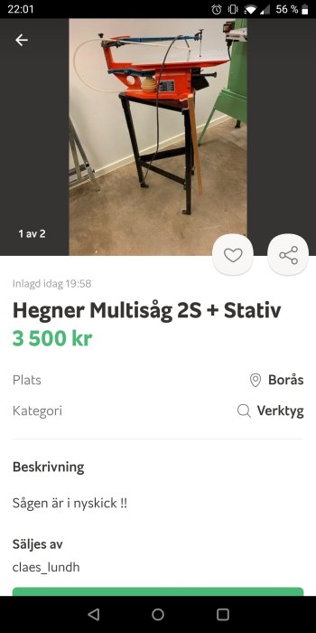 Hegner Multisåg 2S och stativ i nyskick mot vit vägg och betonggolv.