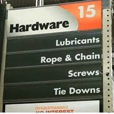 Skylt för avdelning 15 i en butik, text listar "Hardware, Lubricants, Rope & Chain, Screws, Tie Downs".