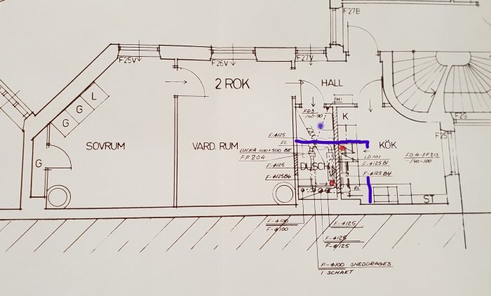 Arkitektritning av lägenhet med markerade förslag till nya väggar i blått och köksfläktsplacering i rött.