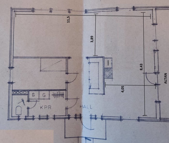 Handritad planritning med mått för renovering av entréplan inklusive vardagsrum, kök och matsalsutrymme.