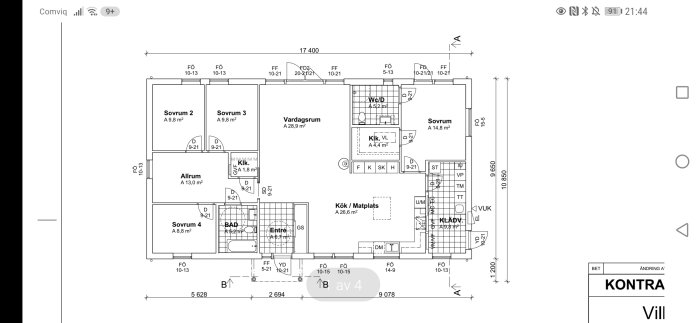 Arkitektritning av en husplanlösning med etiketterade rum som kök, sovrum och vardagsrum.