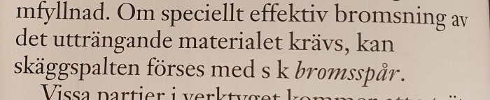 Textutdrag från en bok eller ett dokument med ovanlig term "skäggspalt" och "k bromsspår".