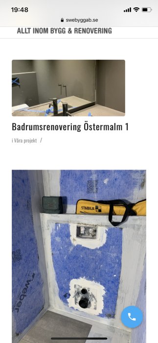 Pågående badrumsrenovering med synliga vattenrör och inbyggd toalettmontage i vägg.