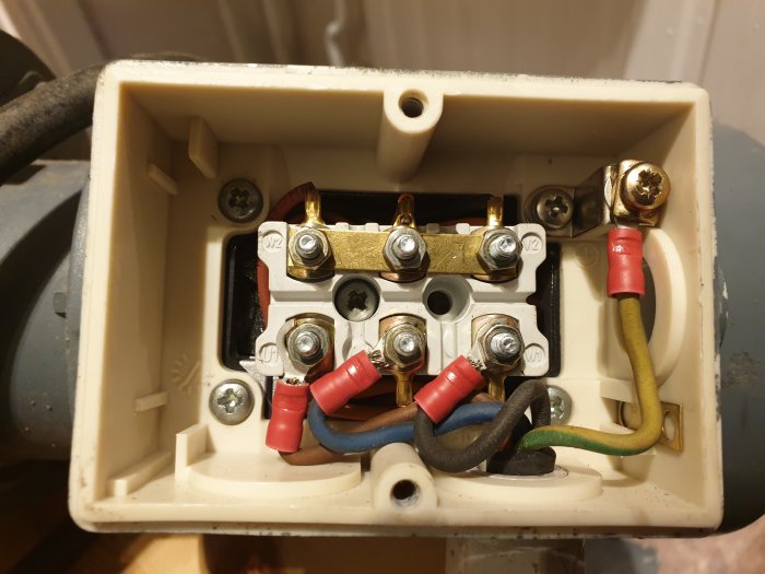 Elektrisk motoranslutning med terminalblock, kablar och fråga om kopplingstyp D eller Y.