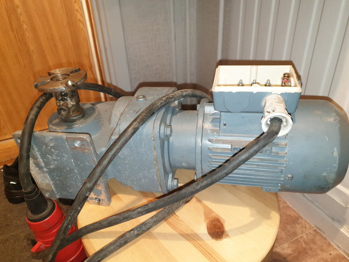 Elektrisk motor på 0,18 kW med anslutningslåda, visar sitt skick och möjliga kopplingstyp.