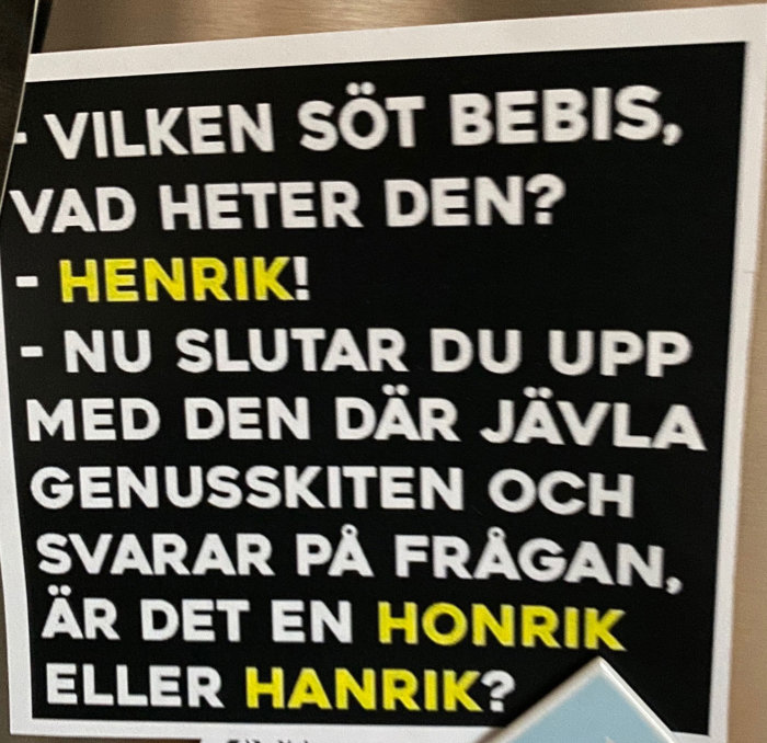 Humoristisk skylt med dialog om att inte kalla en bebis söt utan att nämna kön, namnet är Henrik.