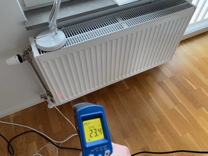 Värmekameramätning av ett element i radhus som visar 23.4 grader Celsius.