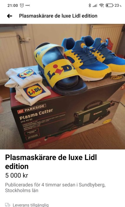 Blå och gula sneakers med Lidl-logotyp framför en Parkside plasma cutter låda och ett par matchande strumpor.