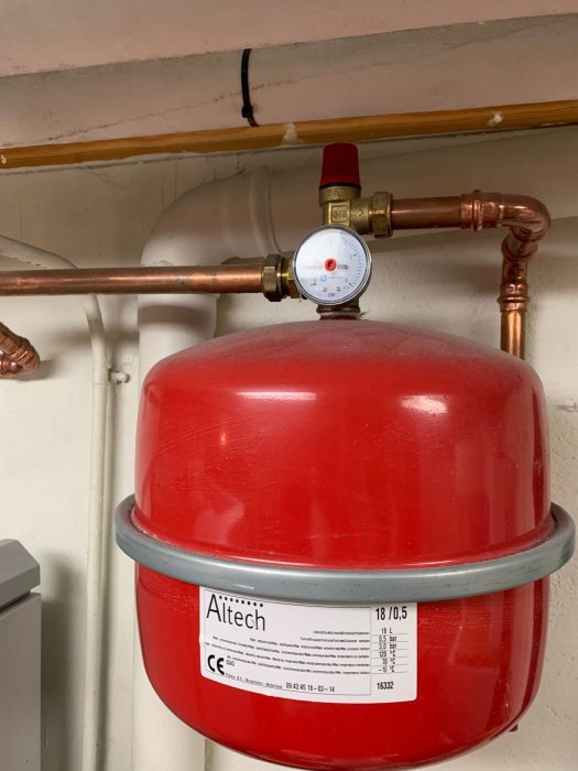 En expansionskärl med tryckmätare som visar 0,7 bar, kopplad till VVS-installation.