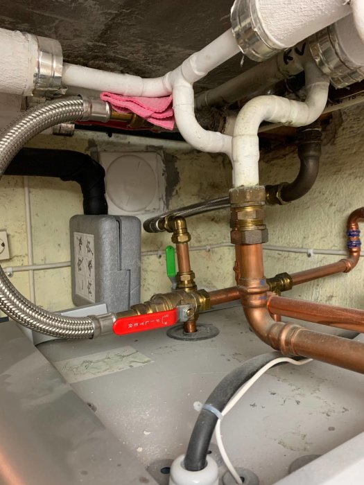 Värmeinstallation med synlig Thermia Diplomat Optimum G3 och rör som ansluter till pumpen.