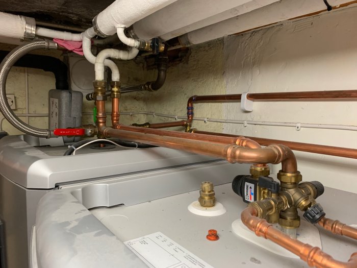 Värmepump Thermia Diplomat Optimum G3 och anslutna kopparledningar i ett pannrum.