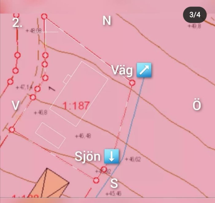 Ritning av en tomt med planlösning för ett hus i relation till en sjö och riktningsorientering mot norr, vägmarkering och höjdkonturer.