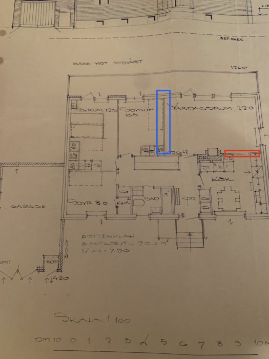 Husritning med markerade väggar, en röd streck för planerad öppning och blått för en befintlig valvad vägg.