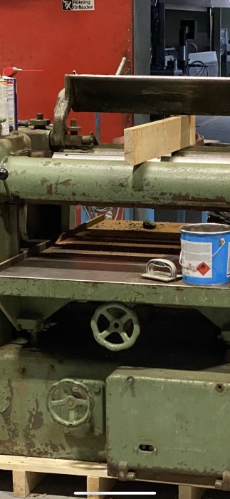 Del av en industrianordning med möjligt bakslagskydd och fjädrande knivar i överkant.