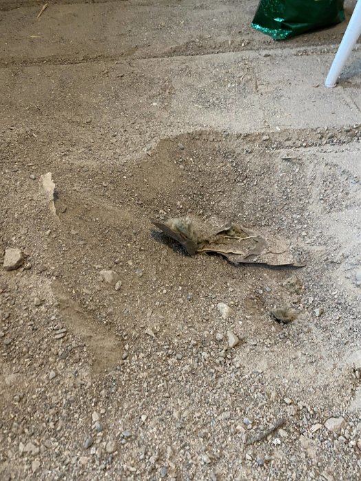 Golvunderlag av sand och grus med tydliga spår av förarbete, lämpligt för installation av golvvärme.