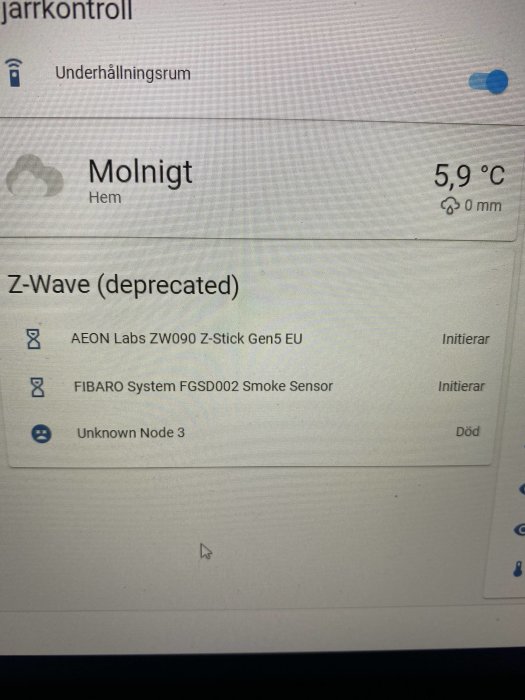 Skärmdump av gränssnittet för hemautomation visar Aeotec Z-Stick och Fibaro Smoke Sensor-status.