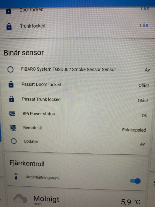 Skärmbild av gränssnitt i hemautomatiseringssystem som visar status för olika sensorer, inklusive Fibaro Smoke Sensor.