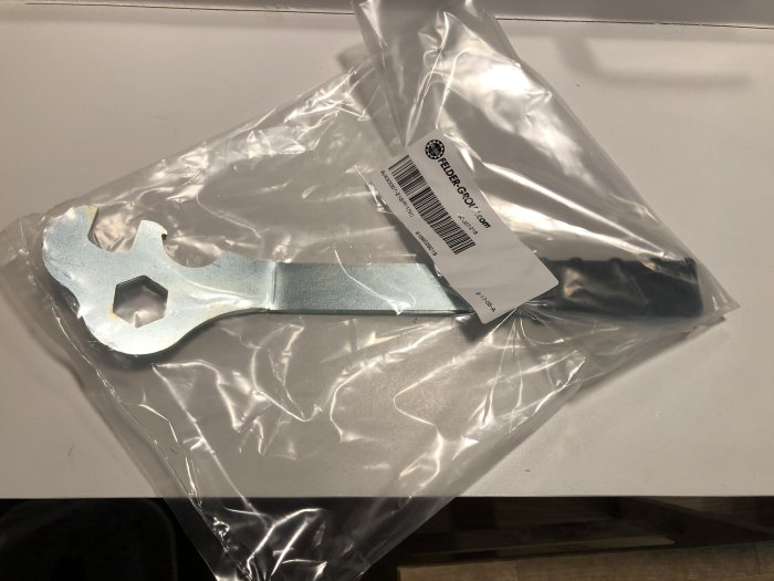 Verktyg för speciella muttrar i plastpåse med etikett från Felder Group.