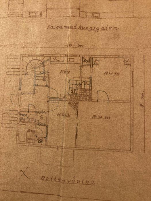 Ritning av bottenvåningen på ett hus, markerar rum och dörrhål som ägaren vill ändra på.