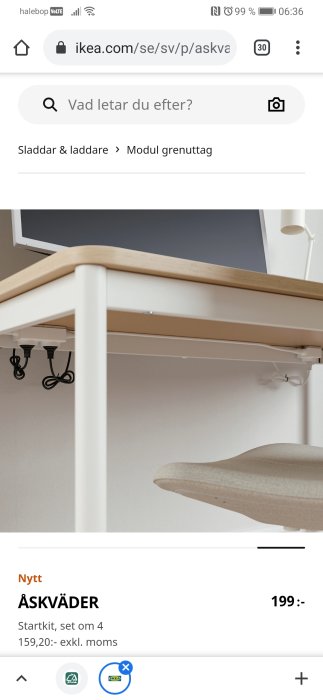 Skärm med kablar som hänger löst under ett skrivbord utan klammer.