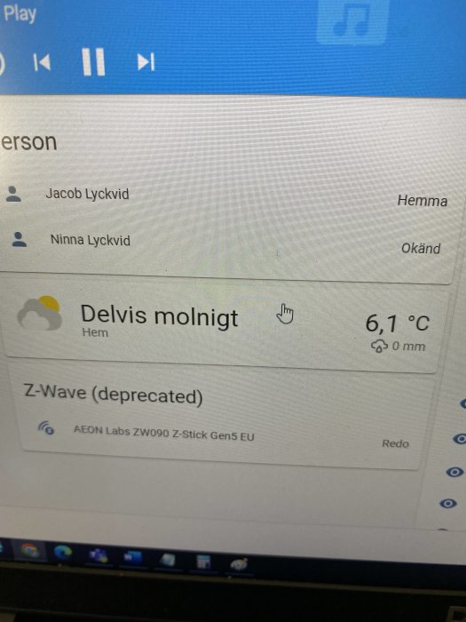 Skärmklipp på hemautomationssystem visar två personers status, en med 'Hemma' och en 'Okänd'.