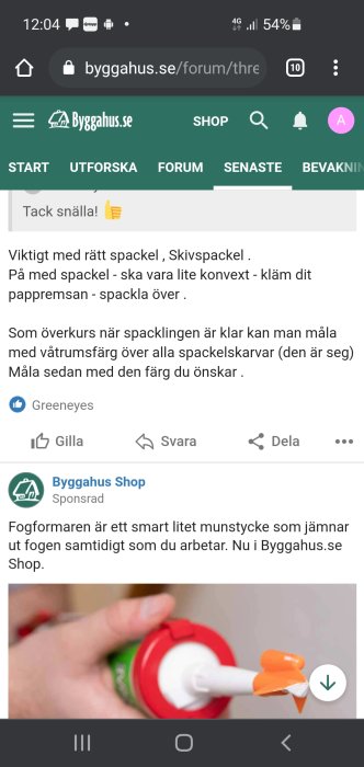 Användning av ett fogverktyg för att jämna ut fogmassa på en reklambild.