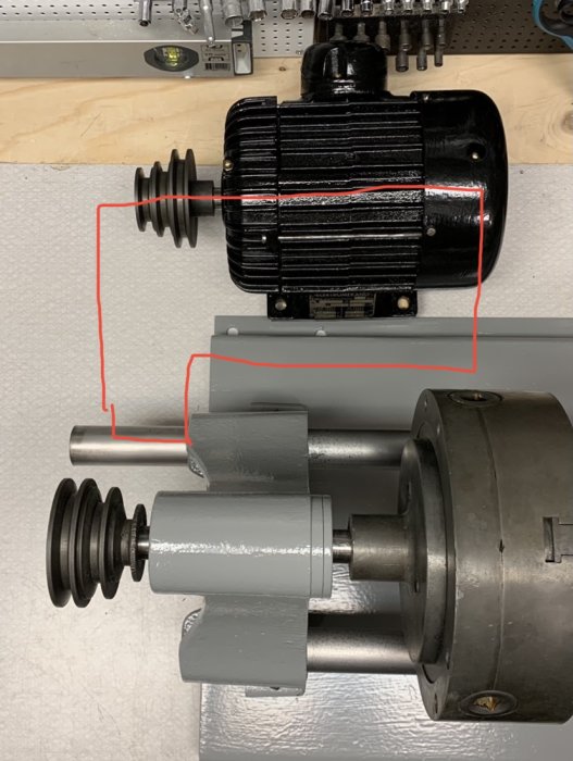 Elektrisk motor med röda markeringar som illustrerar önskad form på ett plattjärn relaterat till motorn.