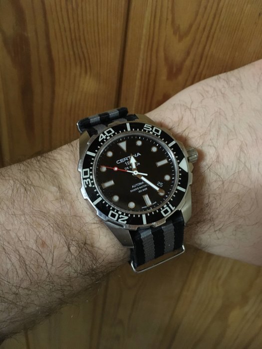 Certina DS Action Diver-klocka på arm med natoband i svart och grått "Bond"-mönster.