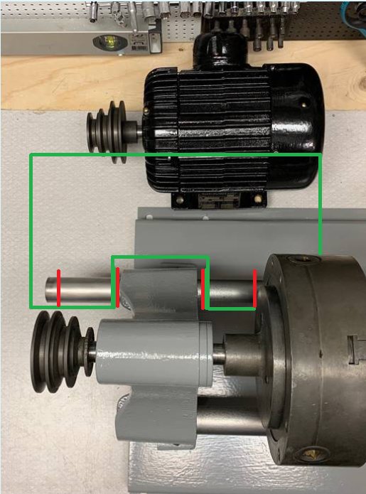 Elektrisk motor med axel och föreslagna fästpunkter markerade i grönt och rött.